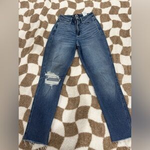 Hollister Ultra High Rise Mom Jean Size 23/00R